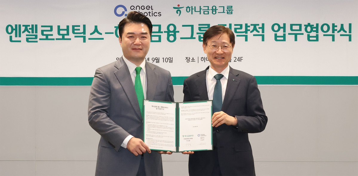 ▲이승열(사진 오른쪽) 하나금융그룹 부회장과 조남민 엔젤로보틱스 대표가 10일 오후 하나금융 서울 명동사옥에서 생산적 금융 확대를 위한 '로봇과 금융의 융합을 통한 미래전략산업 공동 발굴' 업무협약을 체결하고 기념촬영을 하고 있다. (사진제공=하나금융)