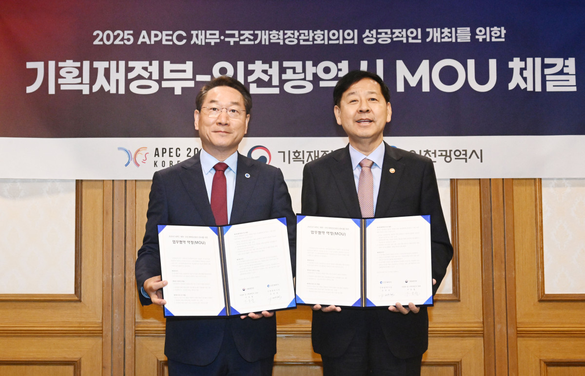 ▲구윤철 부총리 겸 기획재정부 장관이 9월 11일 서울 종로구 정부서울청사에서 'APEC 재무.구조개혁장관회의의 성공적인 개최를 위한 기획재정부-인천광역시간 업무협약 체결식'에 참석, 유정복 시장과 함께 업무협약 체결에 서명 후 기념사진을 찍고 있다. (기획재정부)