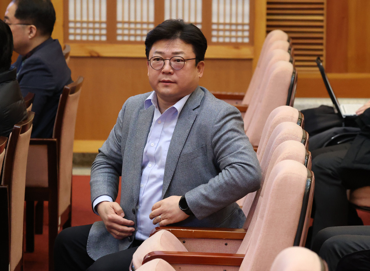 ▲국민의힘 강명구 의원이 13일 서울 종로구 헌법재판소에서 열린 윤석열 대통령 탄핵 심판 8차 변론기일에 참석해 변론 시작을 기다리고 있다. 2025.2.13 (연합뉴스)