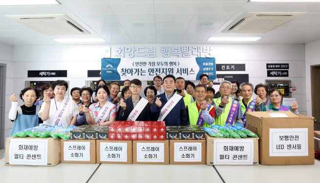 ▲ 최철규 직무대행은 11일 정선군 신동읍 소재 ‘희망드림 행복 빨래방’을 방문해 안전에 관한 주민들의 다양한 의견을 청취했다. (사진제공 = 강원랜드)