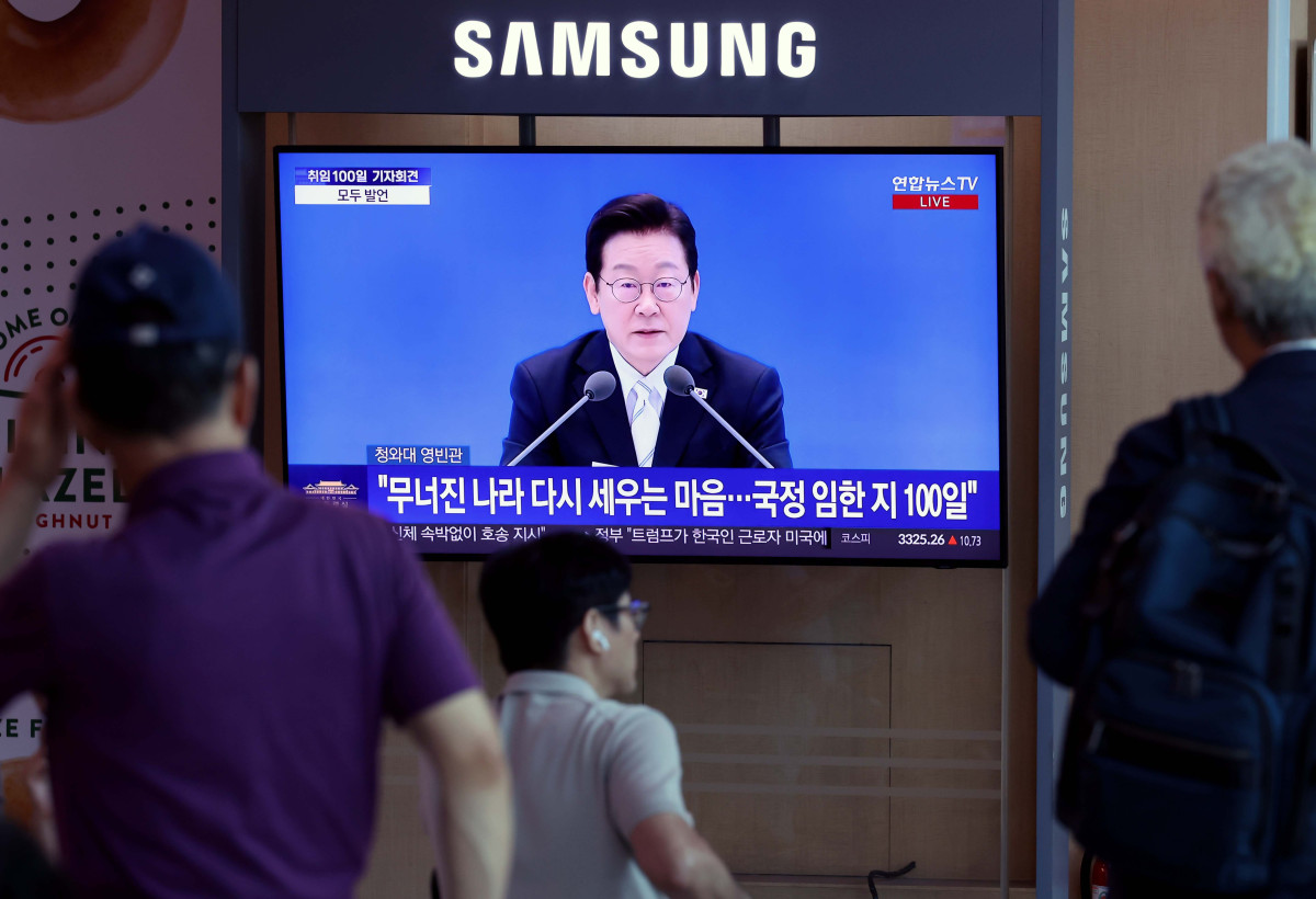 ▲11일 서울역에서 시민들이 이재명 대통령 취임 100일 기자회견 텔레비전 생중계를 시청하고 있다. 신태현 기자 holjjak@