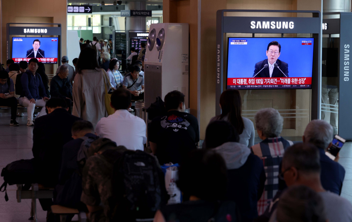 ▲11일 서울역에서 시민들이 이재명 대통령 취임 100일 기자회견 텔레비전 생중계를 시청하고 있다. 신태현 기자 holjjak@