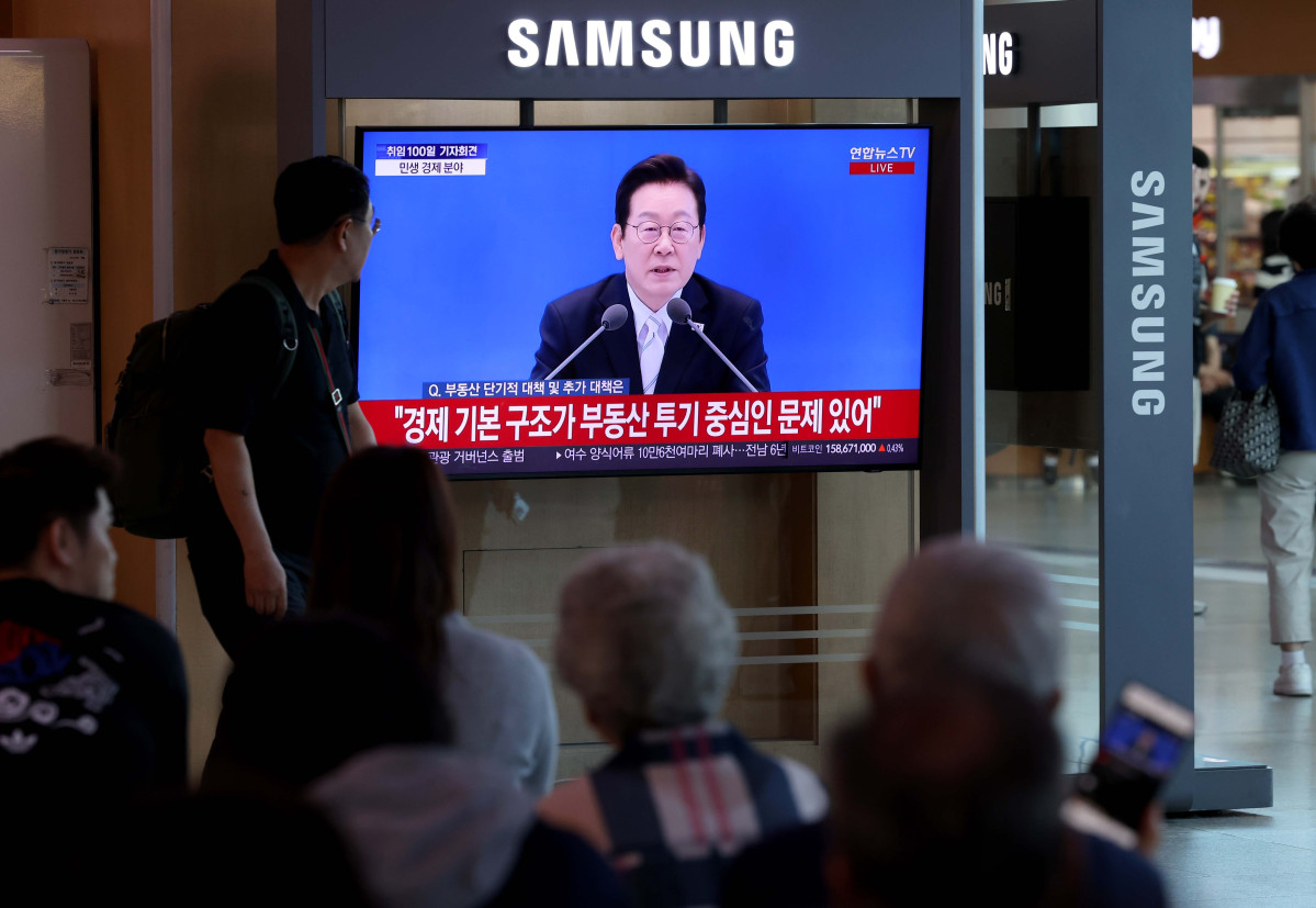 ▲11일 서울역에서 시민들이 이재명 대통령 취임 100일 기자회견 텔레비전 생중계를 시청하고 있다. 신태현 기자 holjjak@