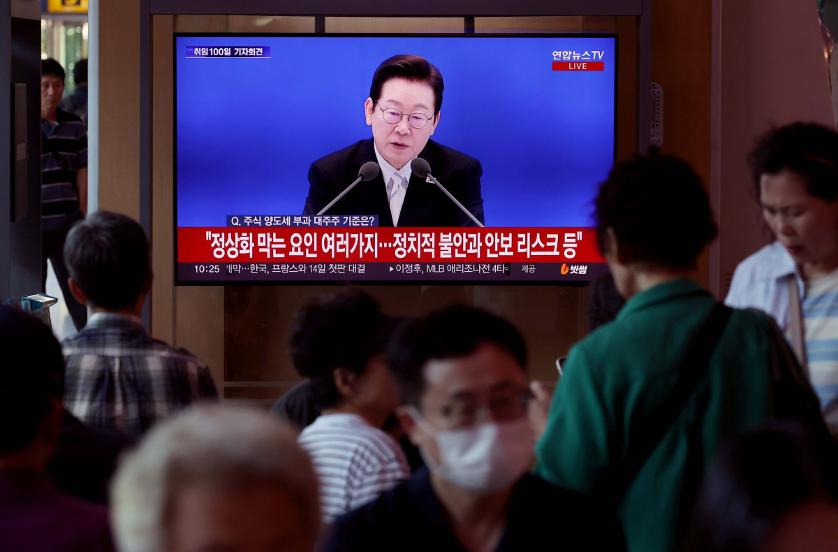 ▲11일 서울역에서 시민들이 이재명 대통령 취임 100일 기자회견 텔레비전 생중계를 시청하고 있다. 신태현 기자 holjjak@