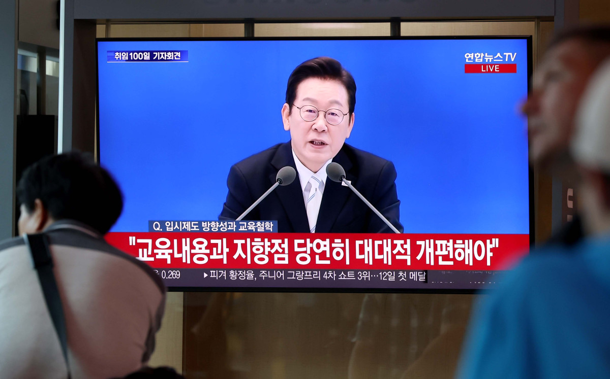 ▲11일 서울역에서 시민들이 이재명 대통령 취임 100일 기자회견 텔레비전 생중계를 시청하고 있다. 신태현 기자 holjjak@