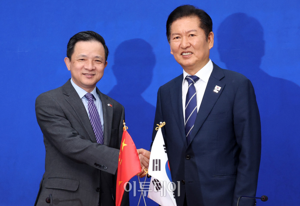 ▲정청래(오른쪽) 더불어민주당 대표가 11일 서울 여의도 국회에서 다이빙 주한중국대사를 접견하고 있다. 고이란 기자 photoeran@