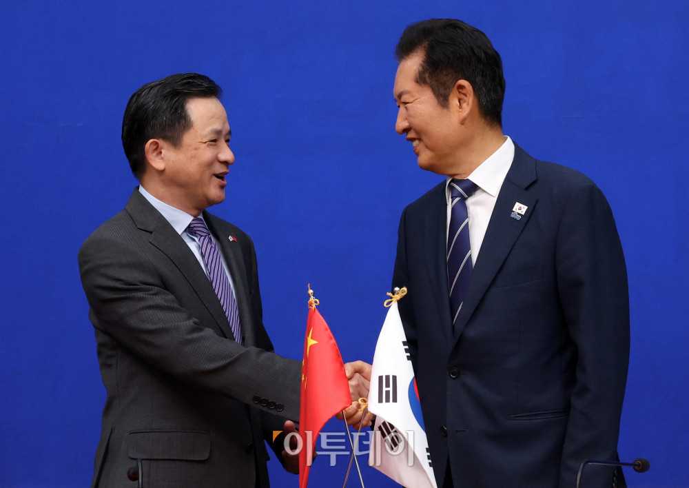 ▲정청래(오른쪽) 더불어민주당 대표가 11일 서울 여의도 국회에서 다이빙 주한중국대사를 접견하고 있다. 고이란 기자 photoeran@