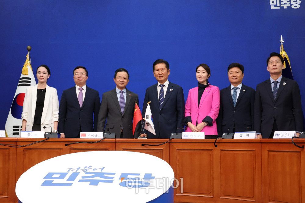 ▲정청래(가운데) 더불어민주당 대표가 11일 서울 여의도 국회에서 다이빙(왼쪽 세번째) 주한중국대사를 접견하고 있다. 고이란 기자 photoeran@