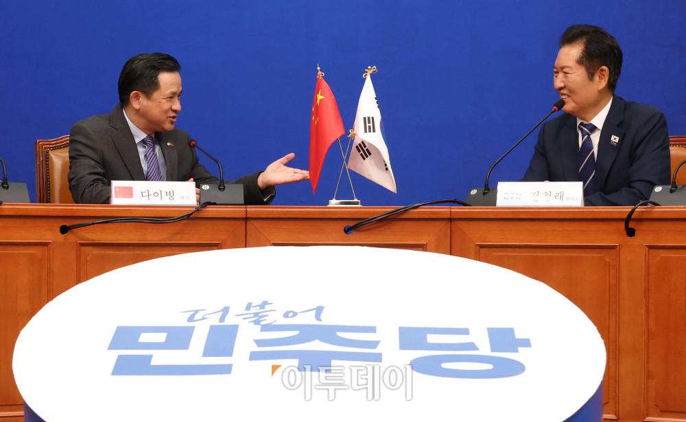 ▲정청래(오른쪽) 더불어민주당 대표가 11일 서울 여의도 국회에서 다이빙 주한중국대사를 접견하고 있다. 고이란 기자 photoeran@