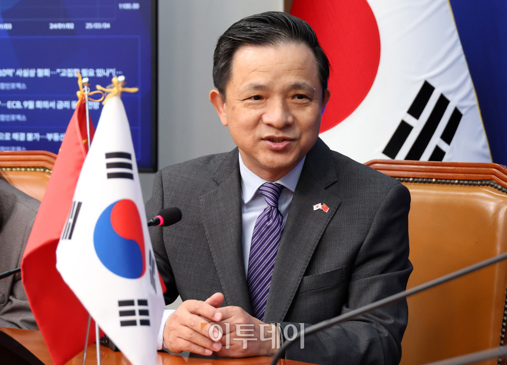 ▲다이빙 주한중국대사가 11일 서울 여의도 국회에서 정청래 더불어민주당 대표를 예방하고 있다. 고이란 기자 photoeran@