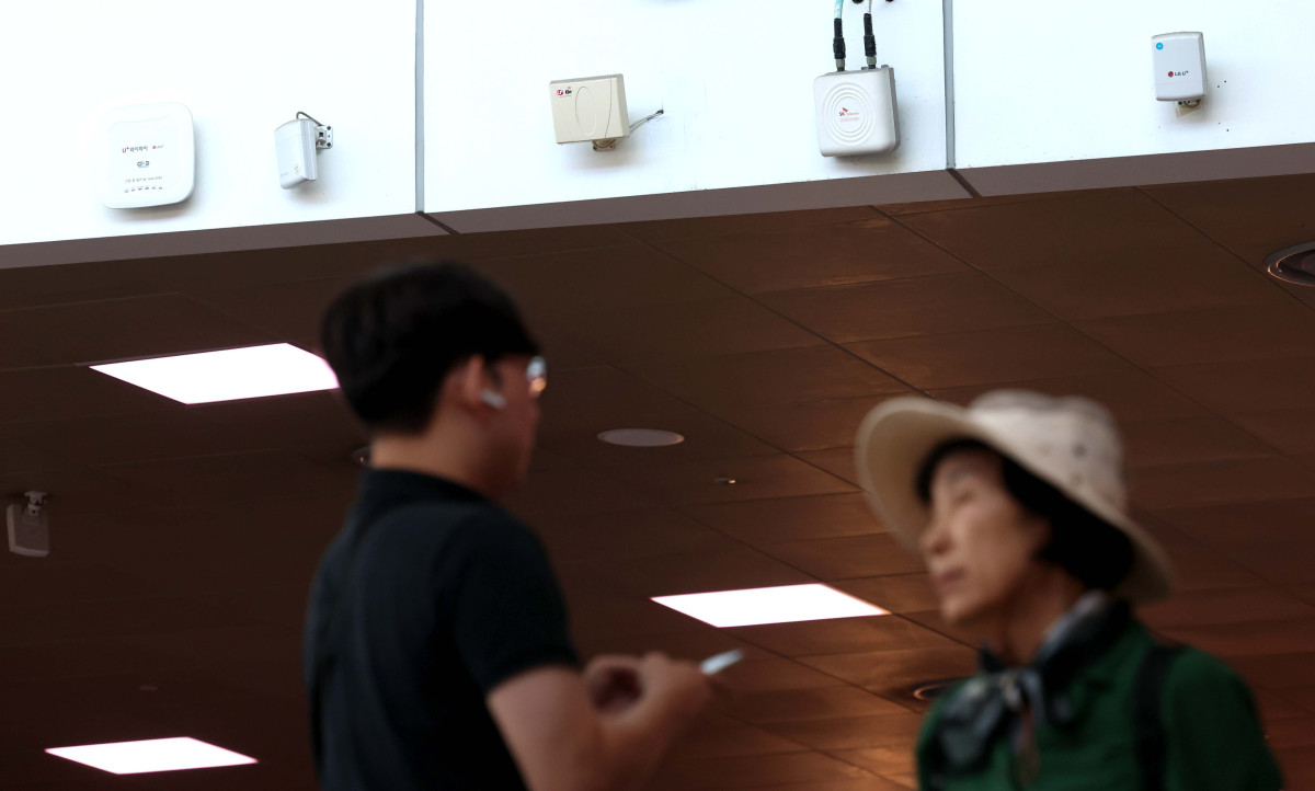 ▲소규모 셀 또는 ‘펨토셀’로 불리는 불법 초소형 기지국 사용 추정 KT 무단 소액결제 피해가 발생한 가운데 11일 서울의 한 철도역사에 소형 이동통신 기기가 설치돼 있다. SK텔레콤 해킹 사태에 이어 KT 무단 소액결제가 발생하면서 이동통신 3사가 ‘해킹 공포’에 휩싸였다. LG유플러스 역시 KT와 함께 개인정보보호위원회가 이용자 정보 유출 의혹에 대한 조사에 착수하는 등 통신 3사 누구도 해킹 위협에서 자유롭지 않은 상황이다. 신태현 기자 holjjak@