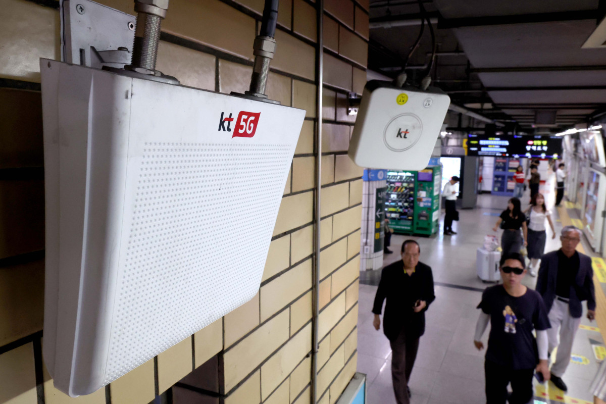 ▲소규모 셀 또는 ‘펨토셀’로 불리는 불법 초소형 기지국 사용 추정 KT 무단 소액결제 피해가 발생한 가운데 11일 서울의 한 지하철역에 소형 이동통신 기기가 설치돼 있다. SK텔레콤 해킹 사태에 이어 KT 무단 소액결제가 발생하면서 이동통신 3사가 ‘해킹 공포’에 휩싸였다. LG유플러스 역시 KT와 함께 개인정보보호위원회가 이용자 정보 유출 의혹에 대한 조사에 착수하는 등 통신 3사 누구도 해킹 위협에서 자유롭지 않은 상황이다. 신태현 기자 holjjak@