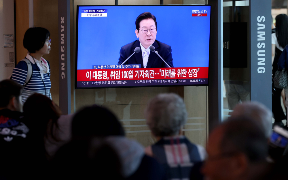 ▲11일 서울역에서 시민들이 이재명 대통령 취임 100일 기자회견 텔레비전 생중계를 시청하고 있다. (신태현 기자 holjjak@)