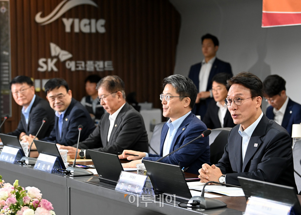 ▲김민석 국무총리가 11일 경기 용인시 처인구 용인 반도체 클러스터에서 열린 반도체 규제개선 및 용인 반도체 클러스 조성 간담회에서 모두발언을 하고 있다. 청사사진기자단