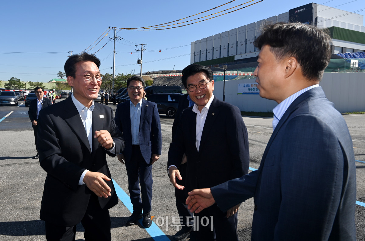 ▲김민석(왼쪽) 국무총리가 11일 경기 용인시 처인구 용인 반도체 클러스터에 도착해 간담회장으로 이동하며 관계자들과 인사를 나누고 있다. 청사사진기자단