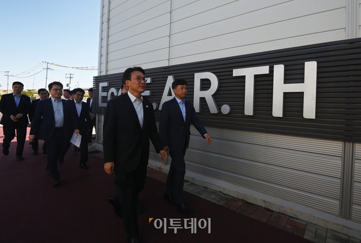 ▲김민석 국무총리가 11일 경기 용인시 처인구 용인 반도체 클러스터에 도착해 간담회장으로 이동하고 있다. 청사사진기자단