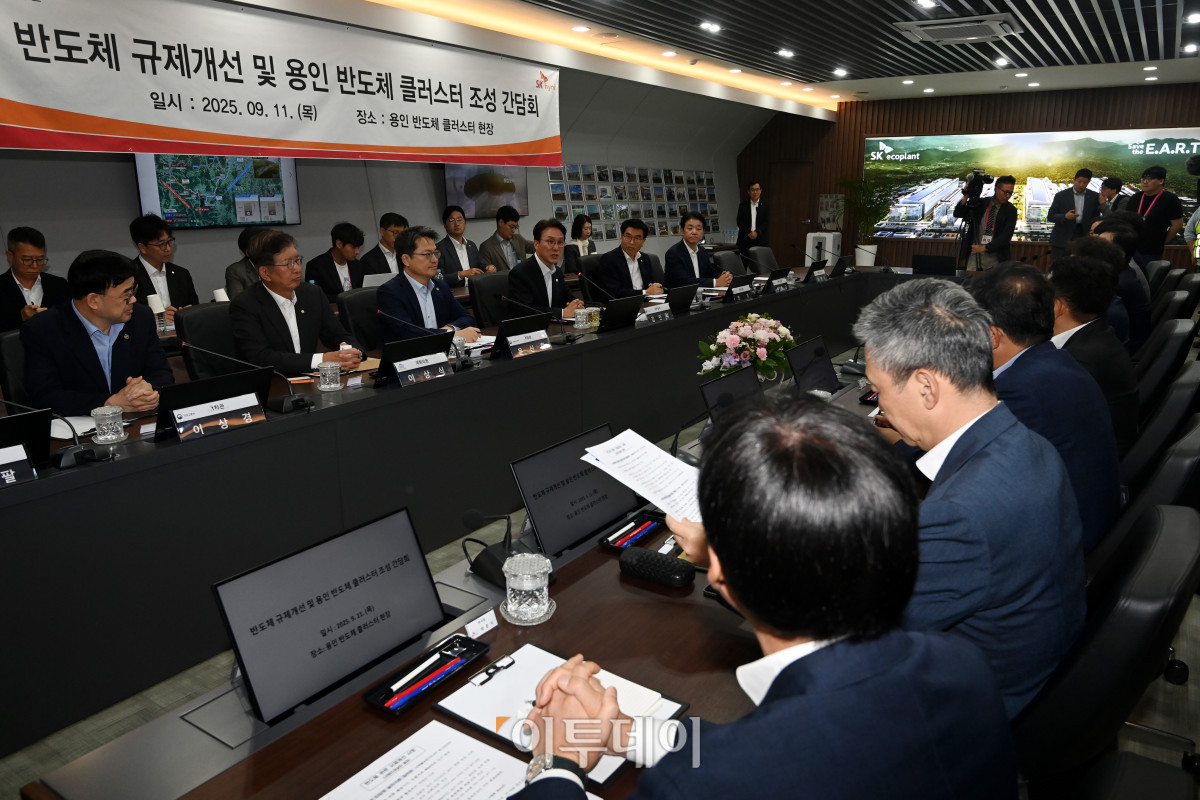 ▲김민석 국무총리가 11일 경기 용인시 처인구 용인 반도체 클러스터에서 열린 반도체 규제개선 및 용인 반도체 클러스터 조성 간담회에서 모두발언을 하고 있다. 청사사진기자단