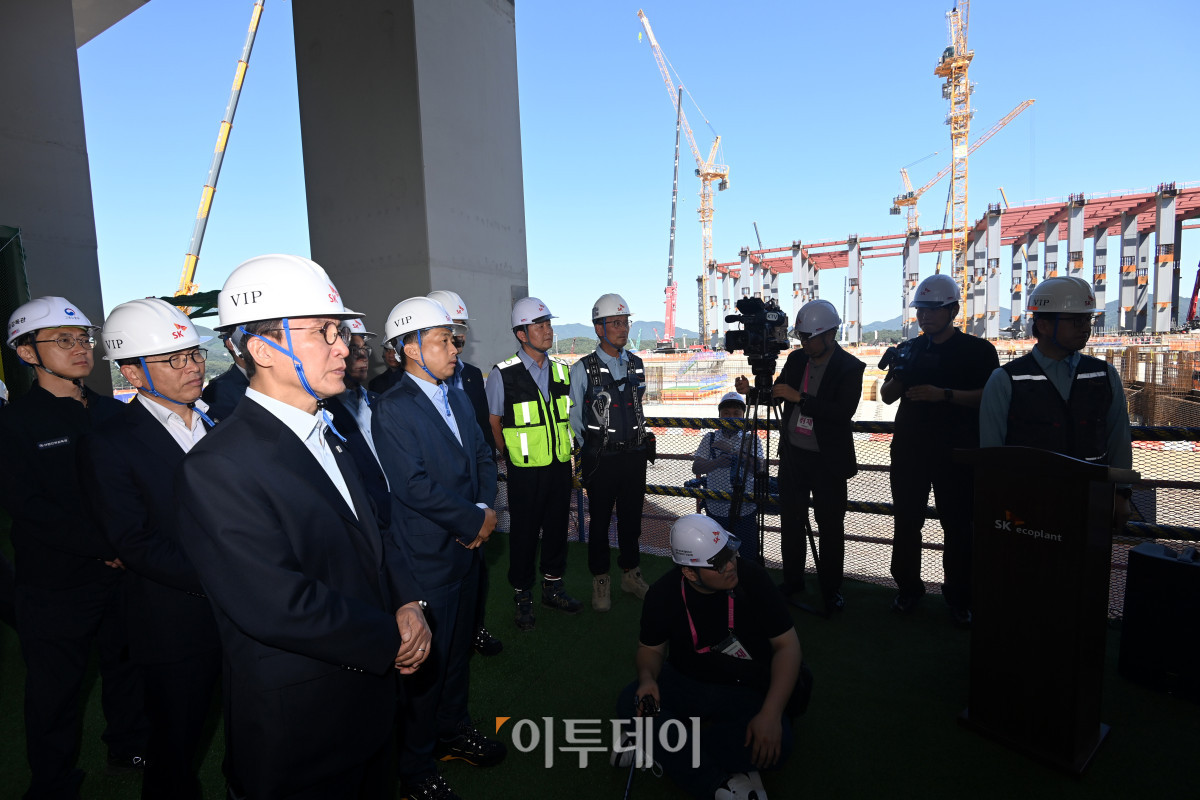 ▲김민석 국무총리가 11일 경기 용인시 처인구 용인 반도체 클러스터 공사현장을 방문해 현황보고를 받고 있다. 청사사진기자단