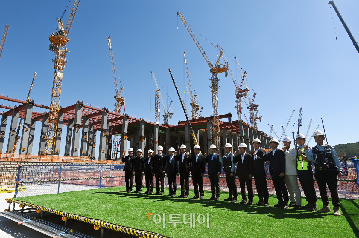 ▲김민석(왼쪽 일곱 번째) 국무총리가 11일 경기 용인시 처인구 용인 반도체 클러스터 공사현장에서 곽노정 SK하이닉스 대표 등 관계자들과 기념촬영을 하고 있다. 청사사진기자단