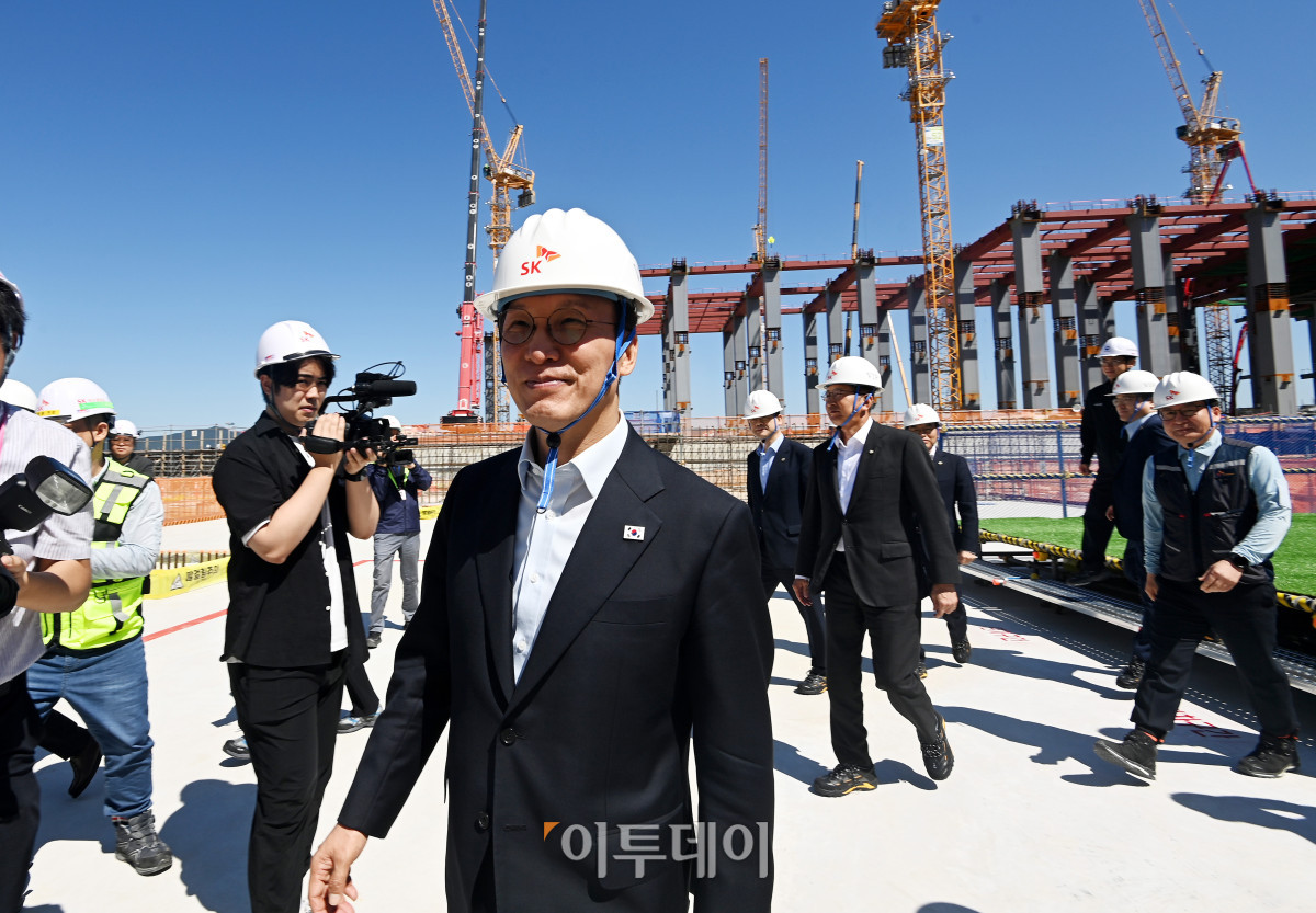 ▲김민석(왼쪽 일곱 번째) 국무총리가 11일 경기 용인시 처인구 용인 반도체 클러스터 공사현장에서 곽노정 SK하이닉스 대표 등 관계자들과 기념촬영을 마친 후 이동하고 있다. 청사사진기자단