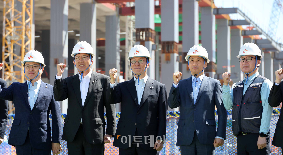 ▲김민석(가운데) 국무총리가 11일 경기 용인시 처인구 용인 반도체 클러스터 공사현장에서 곽노정 SK하이닉스 대표 등 관계자들과 기념촬영을 하고 있다. 청사사진기자단