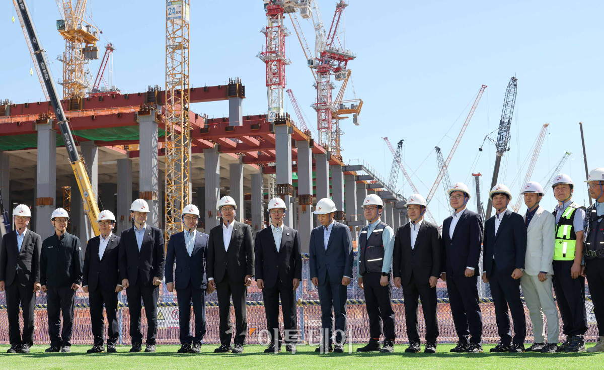 ▲김민석(왼쪽 일곱 번째) 국무총리가 11일 경기 용인시 처인구 용인 반도체 클러스터 공사현장에서 곽노정 SK하이닉스 대표 등 관계자들과 기념촬영을 하고 있다. 청사사진기자단