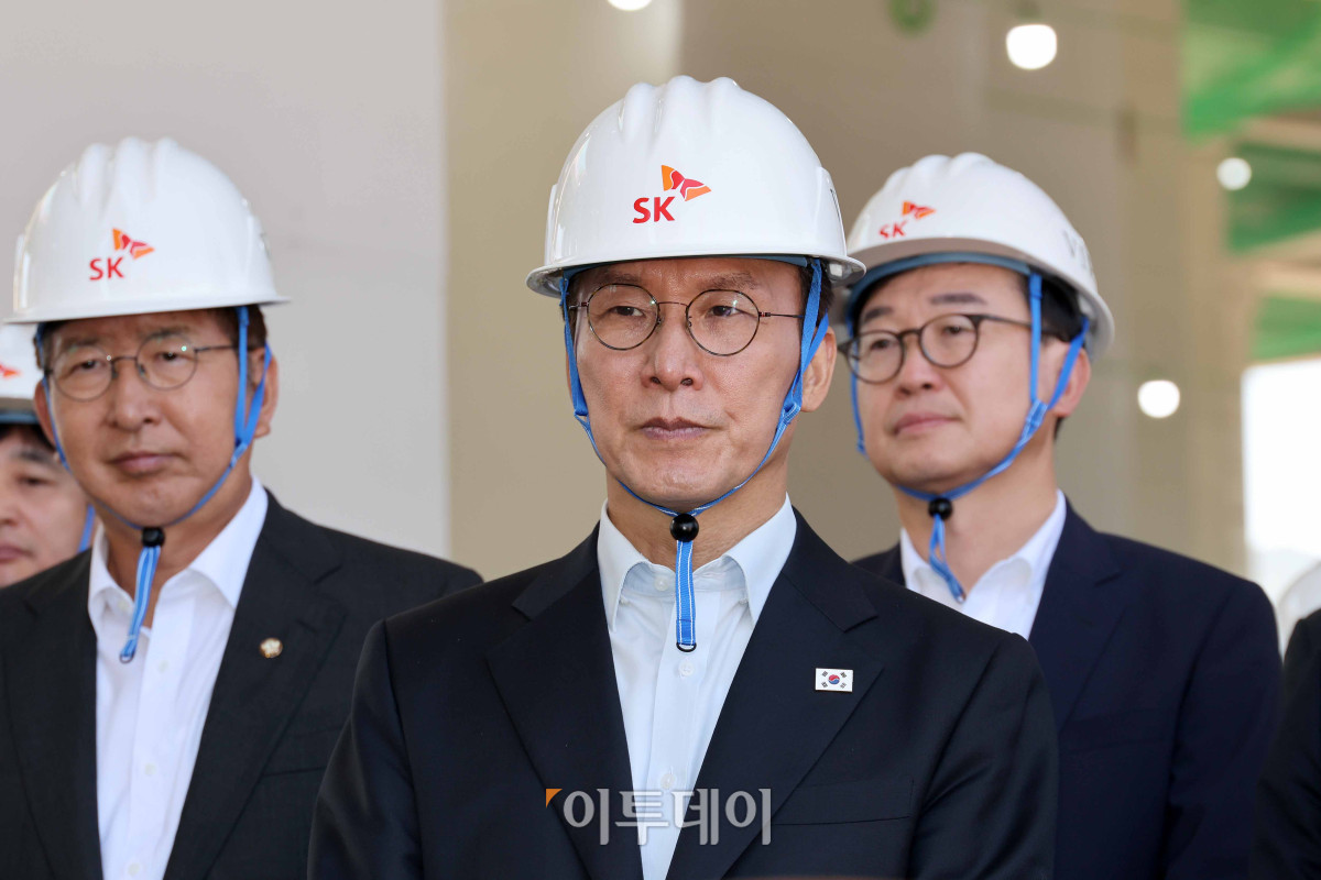 ▲김민석 국무총리가 11일 경기 용인시 처인구 용인 반도체 클러스터 공사현장을 방문해 현황보고를 받고 있다. 청사사진기자단