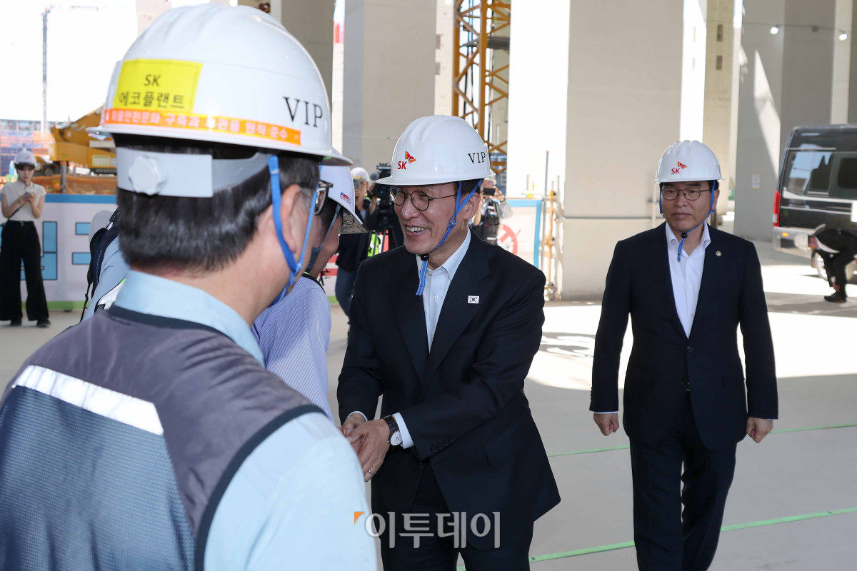 ▲김민석 국무총리가 11일 경기 용인시 처인구 용인 반도체 클러스터 공사현장을 방문해 관계자들과 인사를 하고 있다. 청사사진기자단