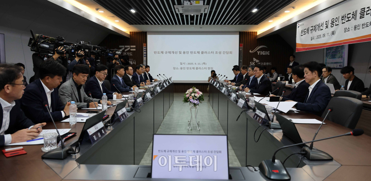 ▲김민석 국무총리가 11일 경기 용인시 처인구 용인 반도체 클러스터에서 열린 반도체 규제개선 및 용인 반도체 클러스터 조성 간담회에서 모두발언을 하고 있다. 청사사진기자단