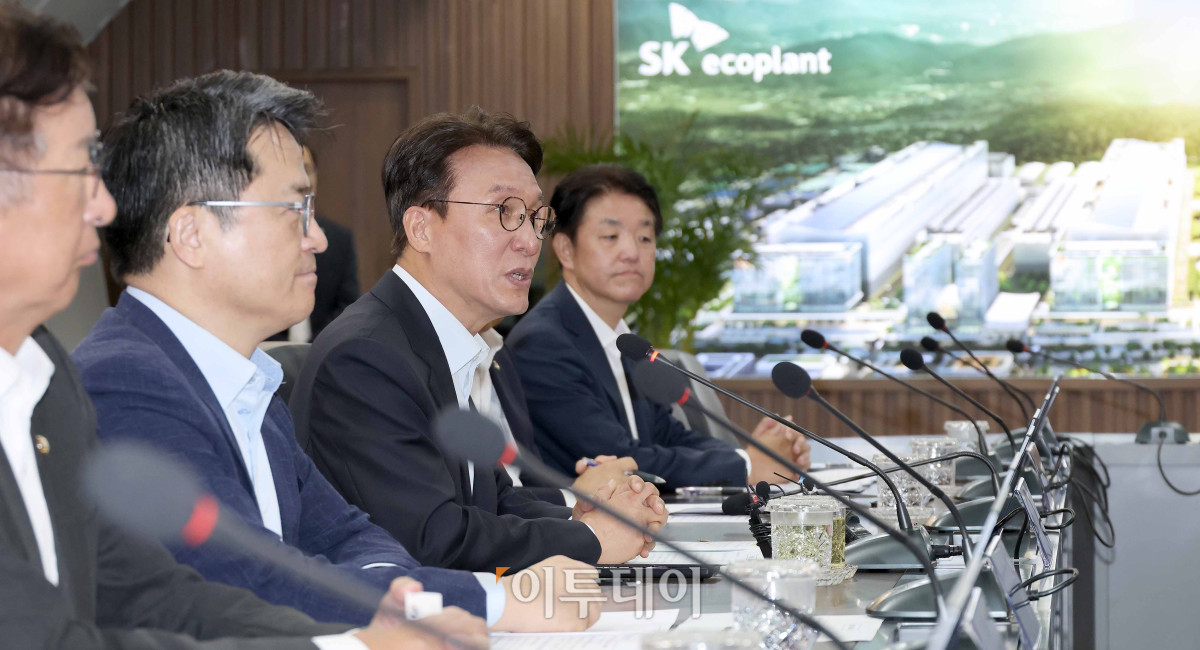 ▲김민석 국무총리가 11일 경기 용인시 처인구 용인 반도체 클러스터에서 열린 반도체 규제개선 및 용인 반도체 클러스터 조성 간담회에서 모두발언을 하고 있다. 청사사진기자단