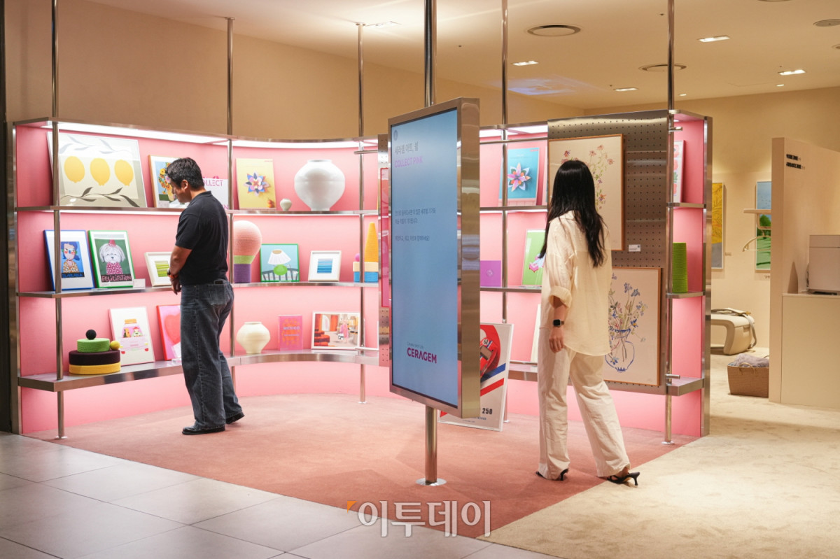 ▲세라젬 ‘아트 쉼 By 꼴렉뜨 핑크‘ 아트존에서 모델들이 전시된 작품들을 둘러보고 있는 모습. 사진제공=세라젬