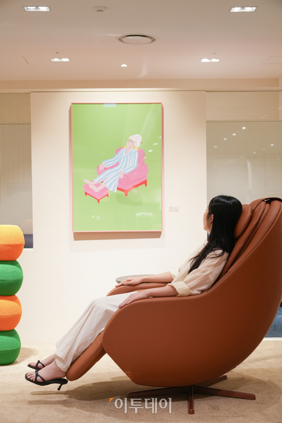 ▲미니 기획전으로 꾸려졌던 세라젬 ‘아트 쉼 By 꼴렉뜨 핑크’ 휴식존에서 파우제 M6를 체험하는 모습.  (사진제공=세라젬)