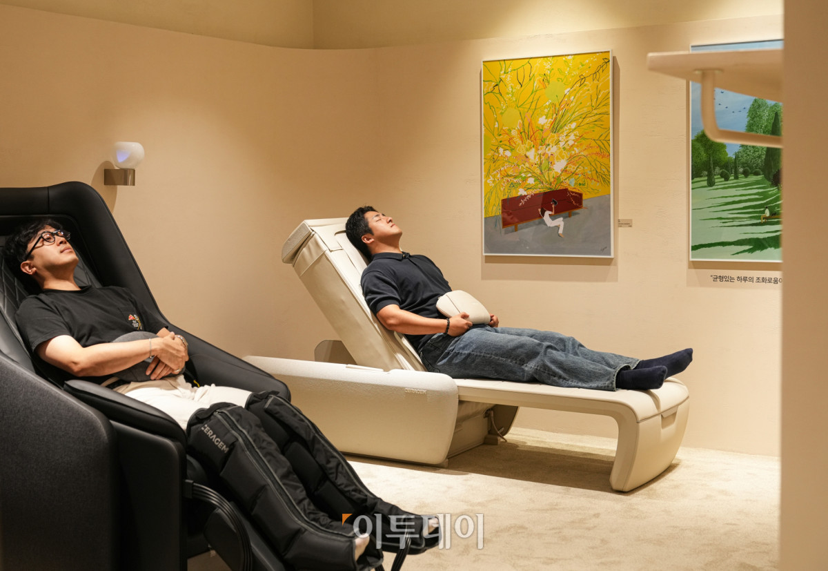 ▲세라젬 ‘아트 쉼 By 꼴렉뜨 핑크’ 척추존에서 마스터V11과 마스터V9을 체험하고 있는 모습. 사진제공=세라젬