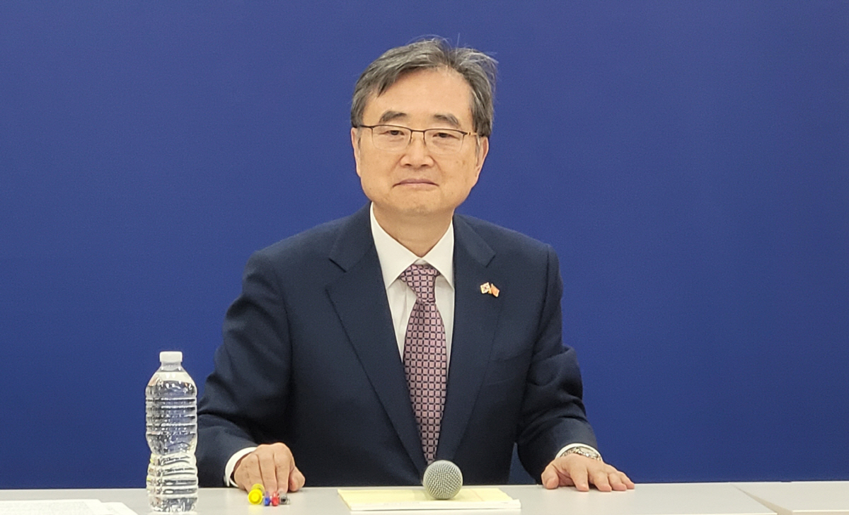 ▲조현 외교부 장관이 10일(현지시간) 미 워싱턴D.C. 주미대사관에서 한국 취재진과 간담회를 하고 있다. (워싱턴D.C./연합뉴스)