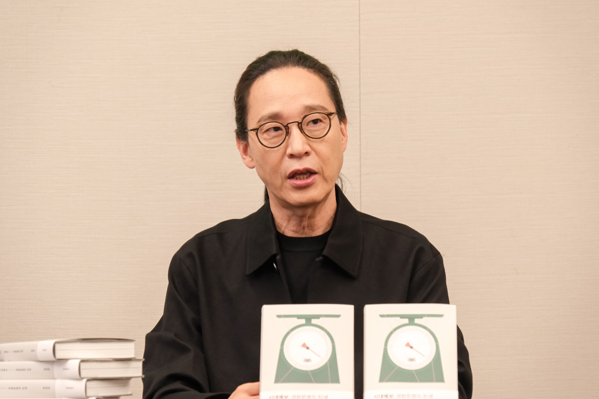 ▲ 11일 서울 종로구 광화문교보빌딩에서 개최된 '시대예보: 겅량문명의 탄생' 기자간담회에서 송길영 작가가 기자들의 질문에 답하고 있다. (교보문고)