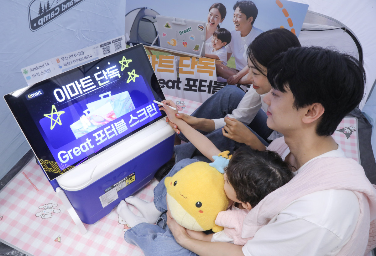 ▲11일 목요일 오전 이마트 청계천점에서 모델들이 'Great 포터블 스크린'을 소개하고 있다. (사진제공=이마트)