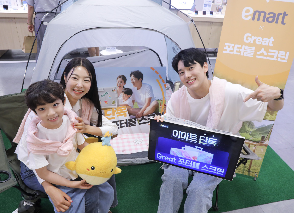 ▲11일 목요일 오전 이마트 청계천점에서 모델들이 'Great 포터블 스크린'을 소개하고 있다. (사진제공=이마트)