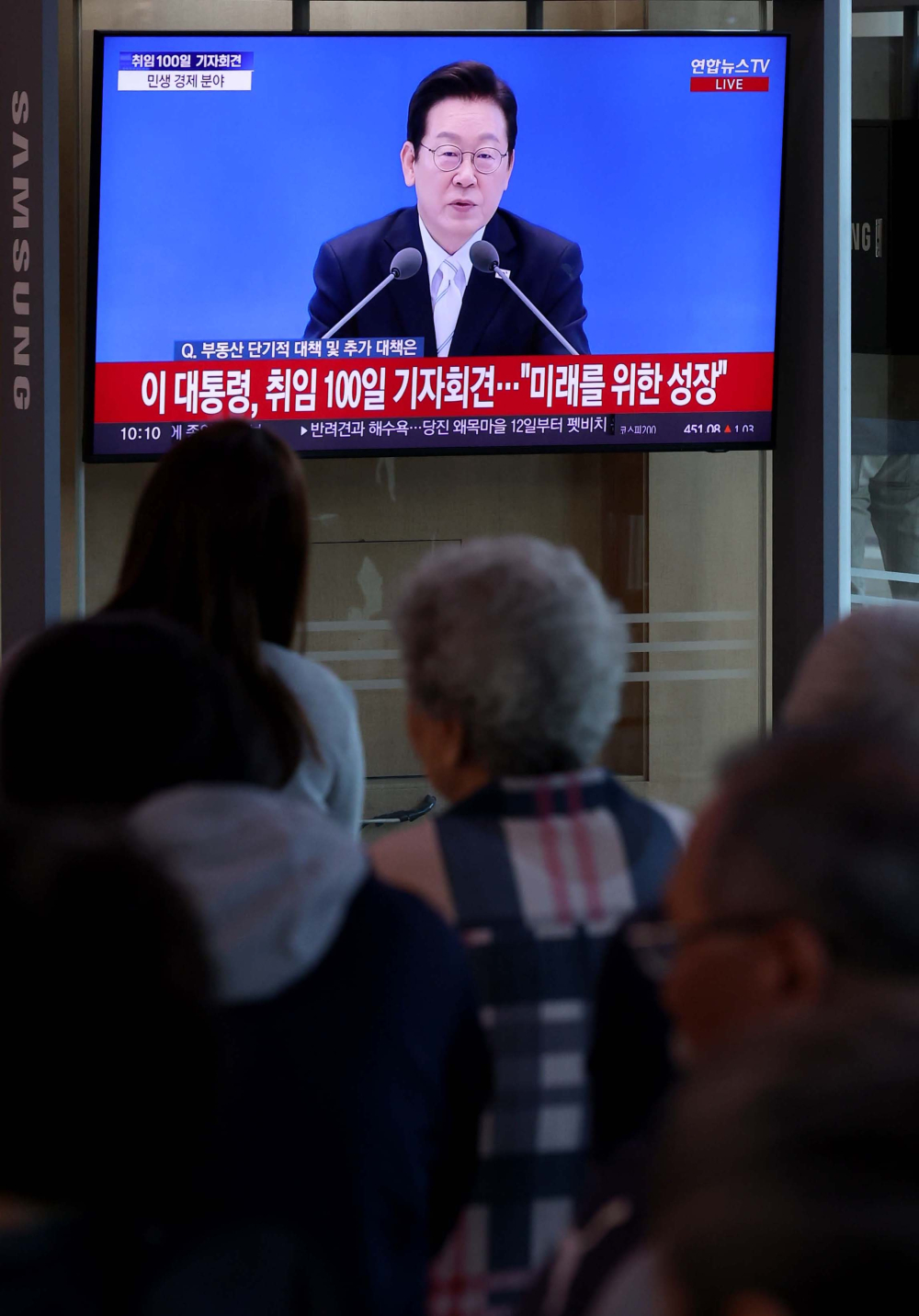 ▲11일 서울역에서 시민들이 이재명 대통령 취임 100일 기자회견 텔레비전 생중계를 시청하고 있다. 신태현 기자 holjjak@(이투데이DB)