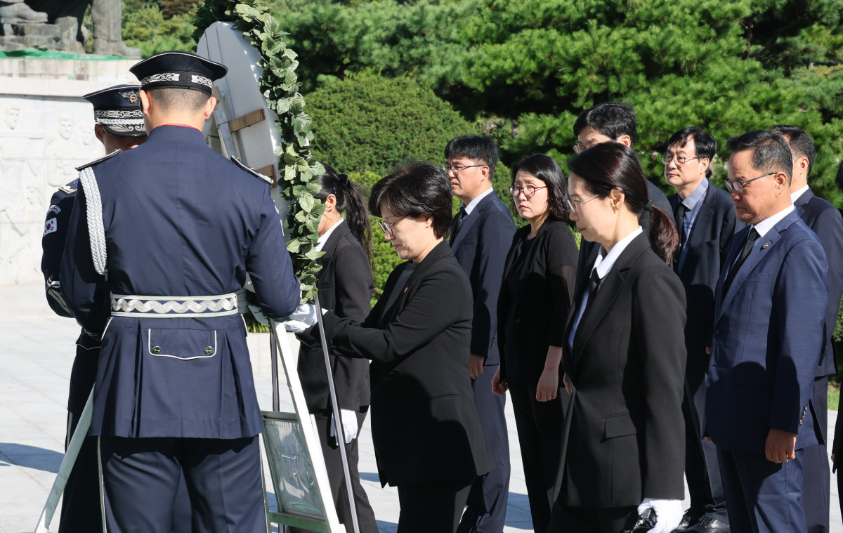 ▲원민경 여성가족부 장관이 11일(목) 오전 서울 동작구 국립서울현충원을 찾아 헌화 하고 있다. (여성가족부)