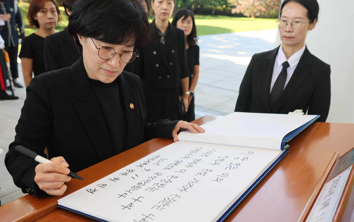 ▲원민경 여성가족부 장관이 11일(목) 오전 서울 동작구 국립서울현충원을 찾아 방명록을 작성하고 있다. (여성가족부)