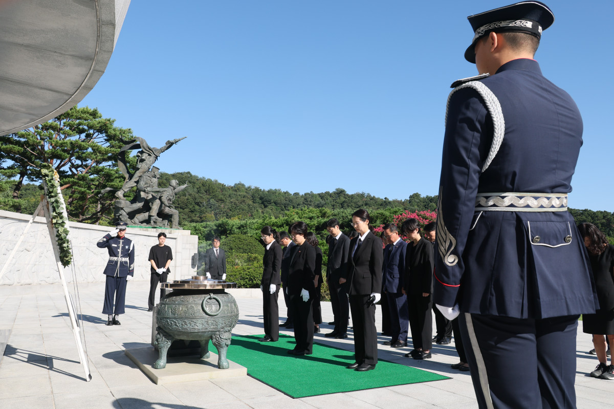 ▲원민경 여성가족부 장관이 11일(목) 오전 서울 동작구 국립서울현충원을 찾아 호국영령을 기리며 참배하고 있다 (여성가족부)