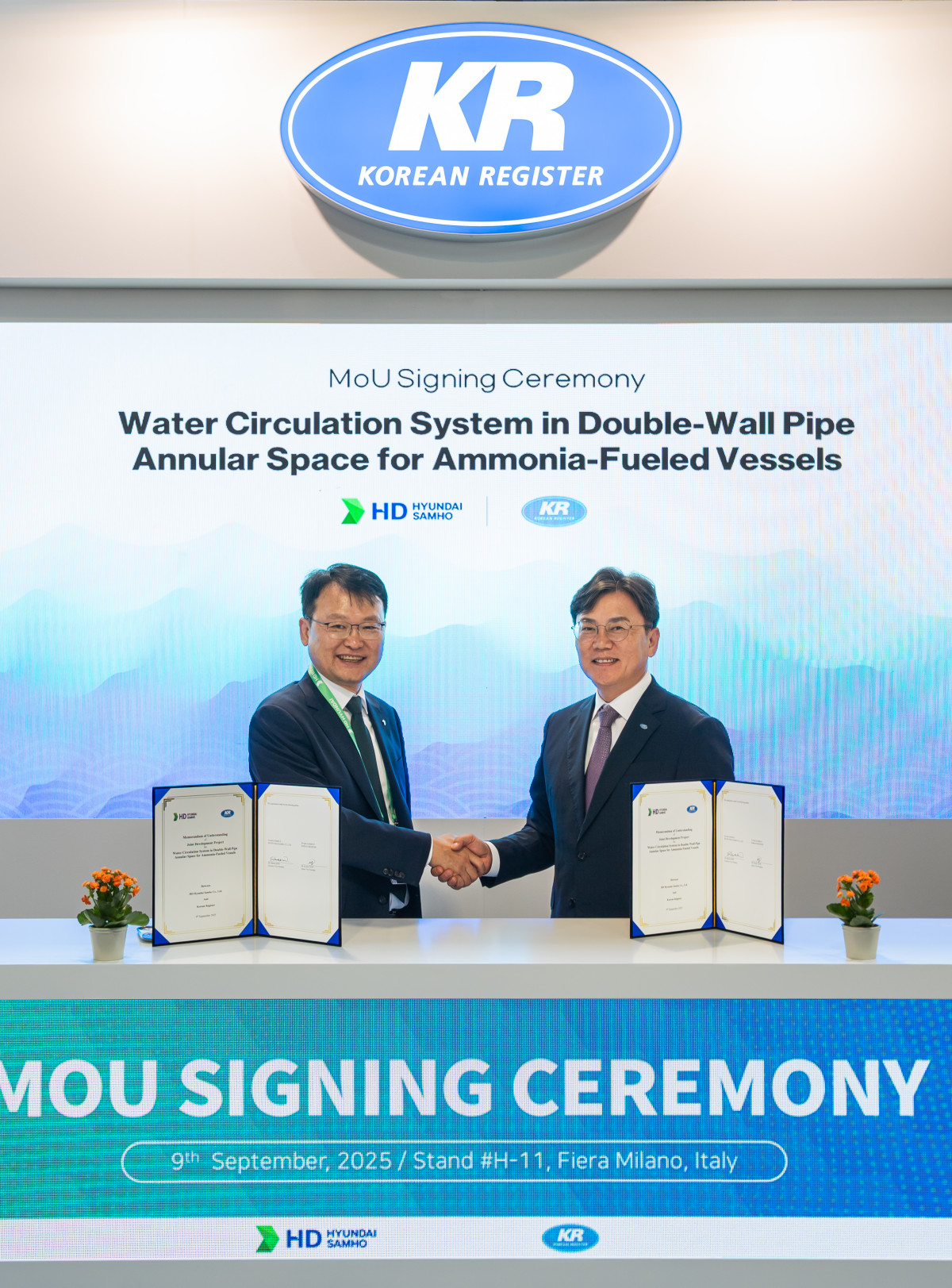 ▲MOU 체결식에서 HD 현대삼호 심학무 전무(좌측)와 KR 연규진상무(우측)가 기념촬영을 하고 있다. (사진제공=한국선급 )