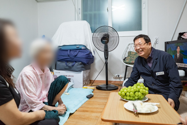 ▲김경호 광진구청장이 통합돌봄 시범사업 대상 가구를 방문해 얘기를 나누고 있다.  (사진제공=광진구)