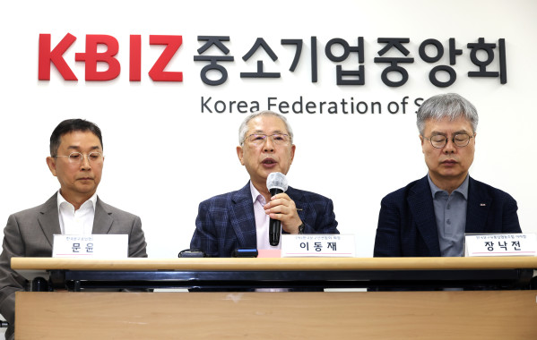 ▲한국문구공업협동조합, 한국문구유통업협동조합, 한국문구인연합회 등 문구 3단체는 11일 서울 여의도 중소기업중앙회에서 기자회견을 열고 '대기업의 생계형 문구업 잠식 중단'을 촉구했다. (사진제공=중소기업중앙회 )