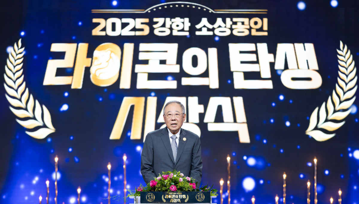 ▲류진 한경협 회장이 11일 여의도 KBS 별관 공개홀에서 열린 '넥스트 라이콘 어워즈'에 참석해 인사말을 하고 있다. 이번 행사는 '강한 소상공인 성장지원사업'의 시상식으로, 기업가형 소상공인 육성을 위한 성장사다리 프로젝트의 일환이다. 한경협은 올해부터 공동주최기관으로 참여해 정부와 함께 맞춤형 지원 연계 등 실질적 성장지원에 나서고 있다.  (한경협)