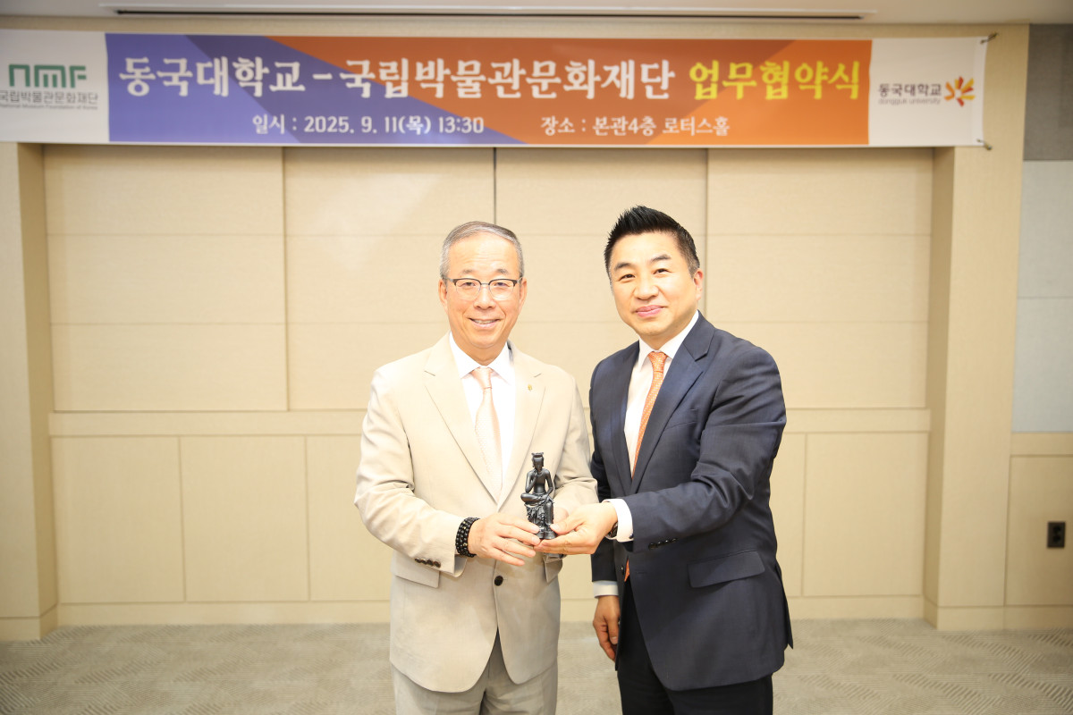 ▲ 11일 오후 동국대학교 서울캠퍼스 본관 4층 로터스홀에서 열린 동국대학교-국립박물관문화재단 업무협약식에서 양 기관의 대표가 협약서와 반가사유상 굿즈를 들고 기념사진을 촬영하고 있다. 왼쪽부터 윤재웅 동국대 총장, 정용석 국립박물관문화재단 사장. (사진=동국대)