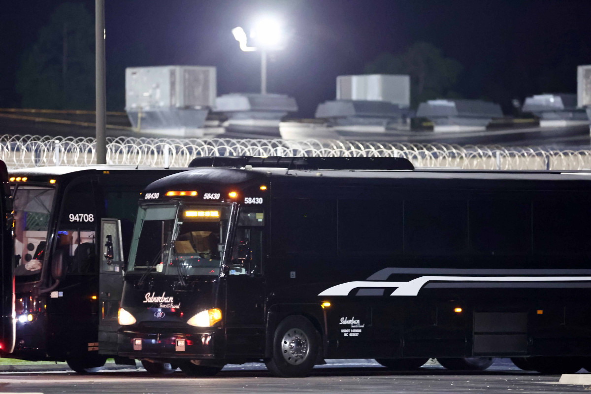 ▲이민단속으로 체포됐던 현대차-LG엔솔 배터리공장 건설 현장 직원들이 탑승할 버스가 11일(현지시간) 미국 조지아주 포크스턴의 이민세관단속국(ICE) 구금시설에 주차돼 있다.  (포크스턴(미국)/연합뉴스)