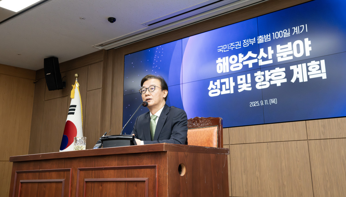 ▲전재수 해양수산부 장관이 11일 정부세종청사에서 이재명 정부 출범 100일 기자간담회를 열고 기자들의 질문에 답하고 있다. (사진제공=해양수산부)