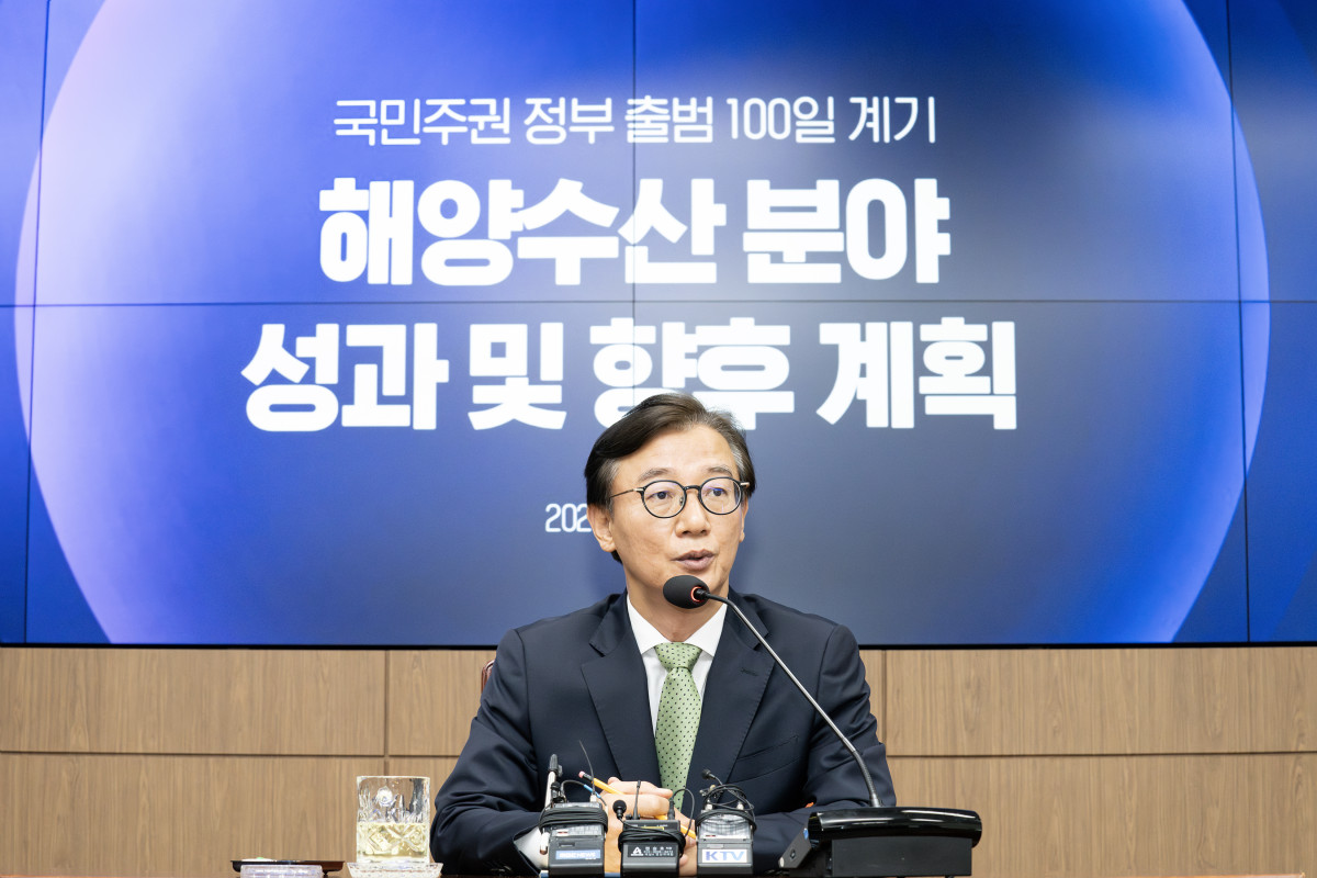 ▲전재수 해양수산부 장관이 11일 정부세종청사에서 이재명 정부 출범 100일 기자간담회를 열고 기자들의 질문에 답하고 있다. (사진제공=해양수산부)