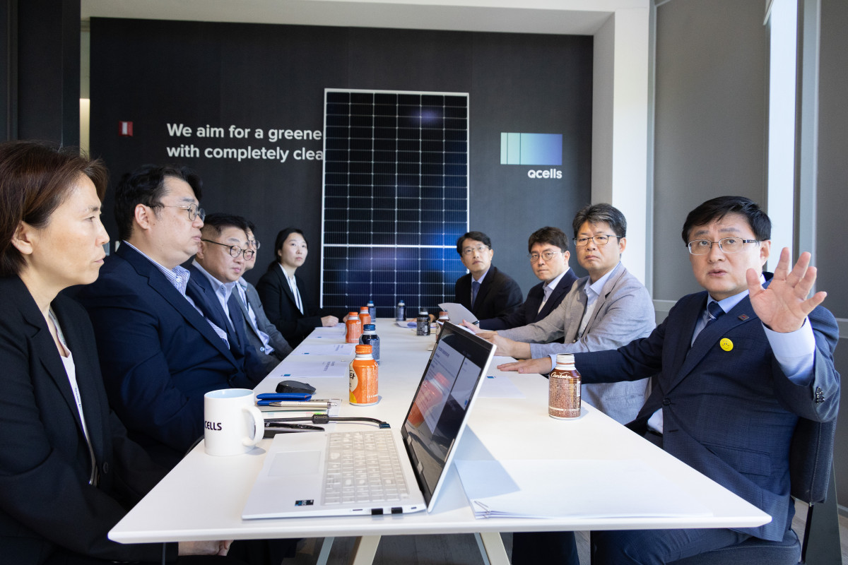 ▲김성환 환경부 장관(오른쪽 첫 번째)이 11일 경기도 성남시 판교에 소재한 한화 미래기술연구소를 찾아 태양광 패널을 살펴보며 국내 태양광 산업의 경쟁력과 우수 기술개발 현황을 점검하고 있다. (사진제공=환경부)